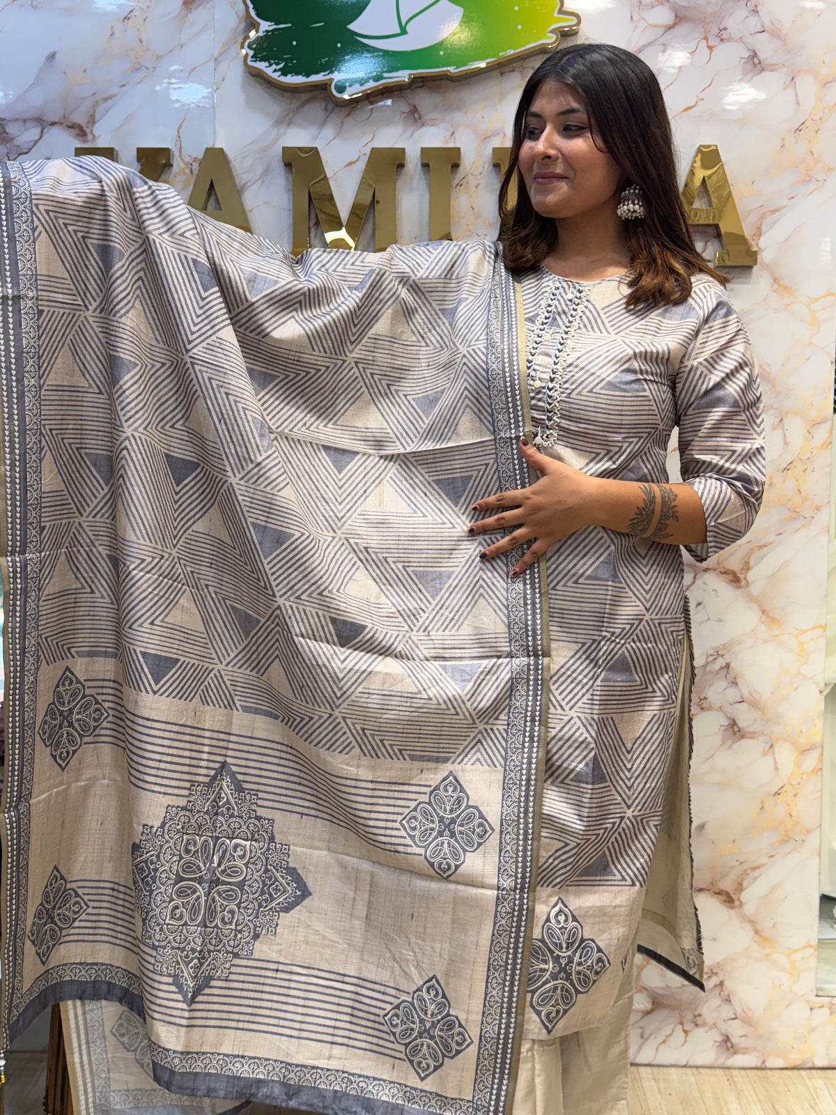 Luxe Tussel Silk Statement